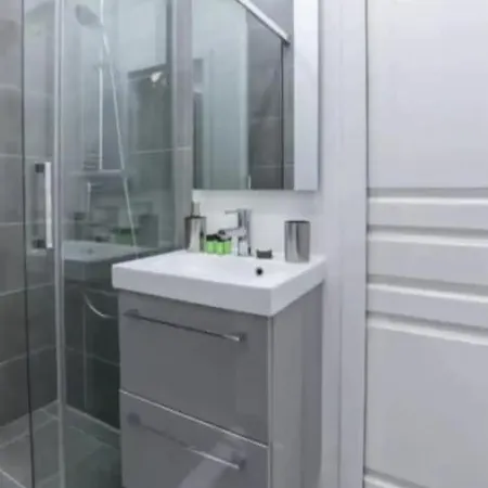 Roses Montmartre De Charme 2br *